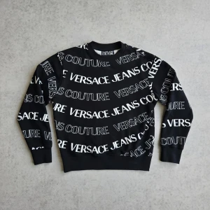 Versace Jeans Tröja nyskick - Versace Couture Tröja HELT NY köpt ifrån johnells för 2200kr INGA SKAMBUD TACK,ENDAST SERIÖSA KÖPARE