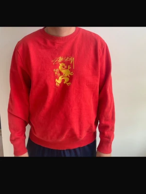 Stüssy sweatshirt - Säljer denna snygga sweatshirten från Stüssy i storlek M! Väldigt bra skick