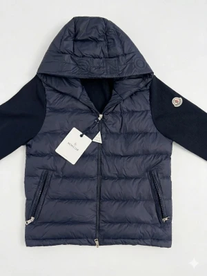 Mörkblå pufferjacka från Moncler - Helt ny Moncler cardigan. Det finns ingen på denna plattform som har denna cardigan. Kan diskutera priser vid snabb äffar🤝🏽🙌