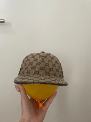 GG keps - Beige GG keps storlek M perfekt till sommaren. Säljer den eftersom jag inte använder den längre. Hör av dig om du har några frågor 