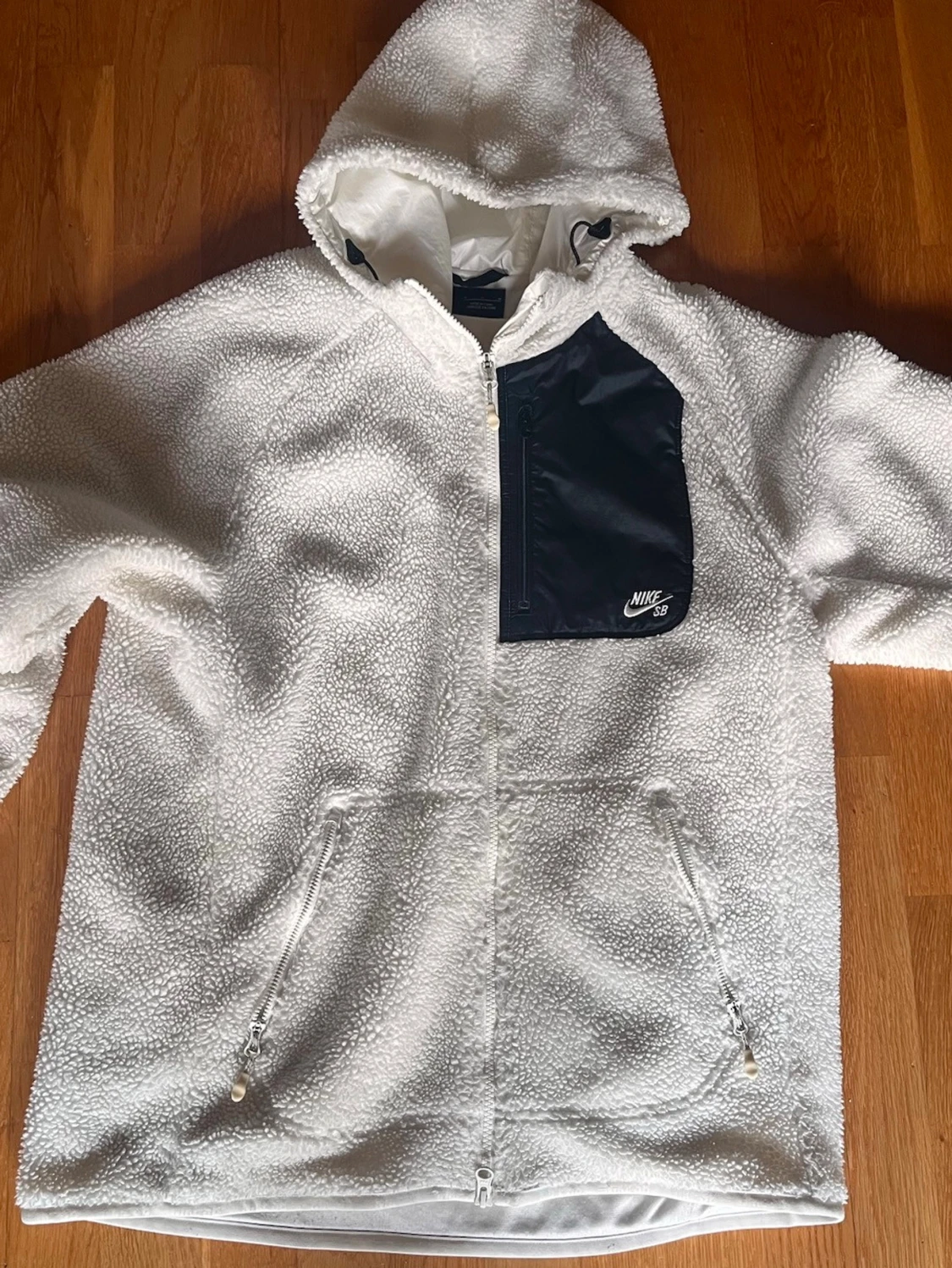 Vit teddyjacka med huva från Nike SB