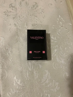 Valentino Uomo Born In Roma Intense - Valentino Uomo Born In Roma Intense. 100ml)Helt oöppnad med plastet kvar på. Fick för många av min mormor från Spanien som misstänkte att jag hade fler syskon, det är anledningen till varför jag säljer. Skriv för diskussion av pris eller mer frågor😁