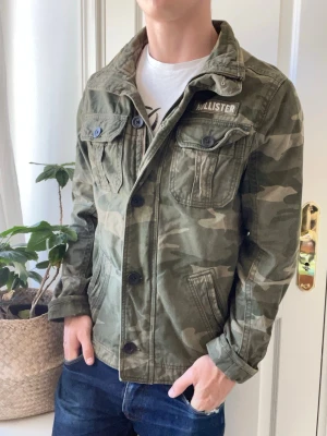 Hollister fieldjacket  - Hollister fieldjacket - hur snygg som helst. Inga defekter! Modellen i bilderna är 180 cm 75 kg och bär Storlek  M - passar bra , Kom med frågor! 🌟 (Kan gå ned i pris vid köp av paket 😉) 