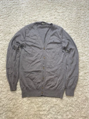 Grå J.Lindeberg Cardigan  - Skick 9/10, inga defekter förutom att material lappen är avklippt| Storlek S vilket passar 168-178cm| Gåva ingår vid köp!