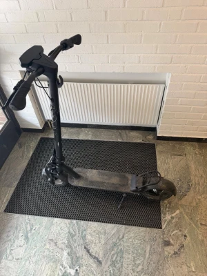 Svart elsparkcykel E-Wheels E4 V2 Max - Säljer en svart elsparkcykel med digital display och handtag i gummi. Scootern har en bred ståplatta med halkskydd och robusta hjul. Perfekt för att ta sig fram snabbt i stan eller till skolan. Vikt 23 kg. 1000 w motor Ny pris på E-Wheels 16990