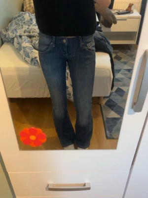 Lee jeans - Jeans från lee, jätte lågmidjade & bootcut jag sytt till själv (inget man lägger märke till, flyter in väldigt bra), passar en 34-36!❤️