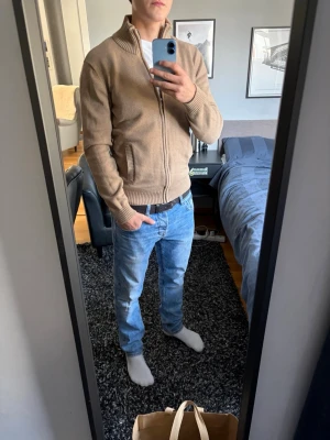 Beige stickad zip - Säljer en beige stickad ziptröja i mycket bra skick. Skit snygg och perfekt nu till våren. 500kr