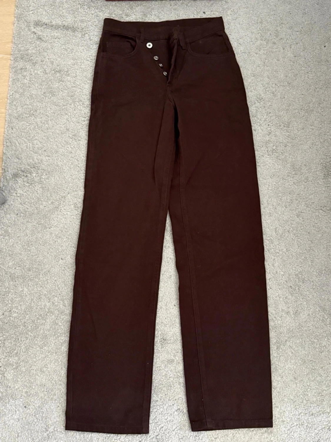 Bruna raka jeans med knäppning