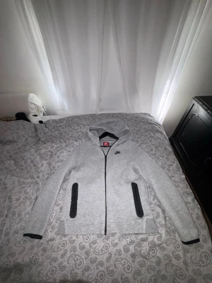 Nike tech tracksiut - Jag vill sälja min Nike tech nästan helt ny och knappt andvänd, nypris på den här kostar 2000kr