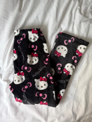 Mjukisbyxor  - Svarta mjukisbyxor med hello kitty på ❤️ använda få gånger! 