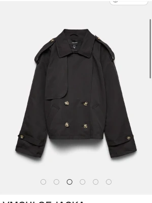 Kort svart trenchcoat från Vero Moda - Storleken på trenchcoaten är XL men själv bär jag på S, och den sitter väldigt bra! Skriv gärna vid frågor eller för bilder! Endast använd 2 ggr!❤️❤️💞