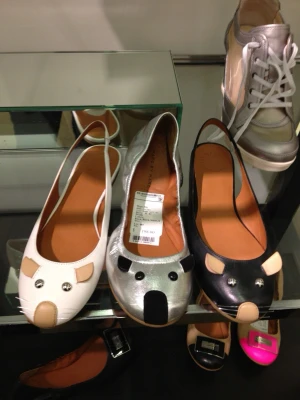 Marc by Marc Jacobs – Klassiska Mouse Flats i svart skinn - Säljer ett par ikoniska Mouse Flats från Marc by Marc Jacobs i mjukt, äkta skinn. En riktig modeklassiker! • Märke: Marc by Marc Jacobs • Storlek: 38,5 (Upplevevs som normala i storleken) • Material: 100% äkta läder (både utvändigt och invändigt) • Skick: Fint begagnat skick! Skinnet är välvårdat och sulan har mycket kvar att ge. Se bilder för egen bedömning av detaljerna. Dessa skor säljs inte längre i butik.