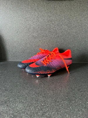 Nike Hypervenom fotbollsskor skruvdobb - Säljer ett par Nike Hypervenom fotbollsskor med skuvdobb. Väldigt unika då dem inte tillverkas längre. Dem är i så gott som nyskick, används någon gång.