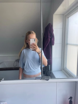 Tröja-blusar  - En ljusblå tröja från lager 157 den är väldigt skön perfekt för om man vill ha en gullig tröja men en bekväm💕