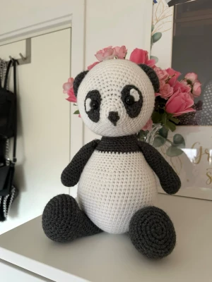 Virkad panda - Super söt virkad panda i akrylgarn. Den sitter stadigt då det är extra vikt i kroppen. Pandan väger ungefär 700 g och är 30 cm hög sittandes. Den har säkerhetsögon som inte rekommenderas för barn under 3 år!🐼