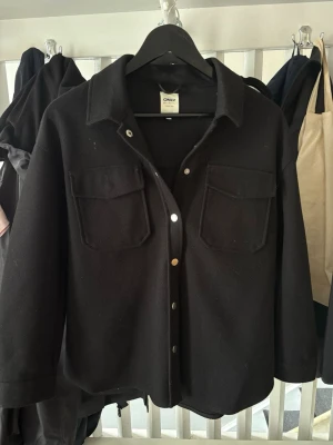 Svart kappa från ONLY  - Svart kappa från ONLY. Super bra skick, oanvänd. I storlek S.