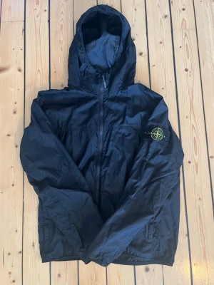 Stone Island windbreaker - Sjukt snygg och eftertraktad lightweight windbreaker jacka från Stone Island i svart färg, storlek S. Perfekt nu för våren/sommarn. Mycket bra skick, i princip inga tecken på användning. skriv vid eventuella funderingar😁