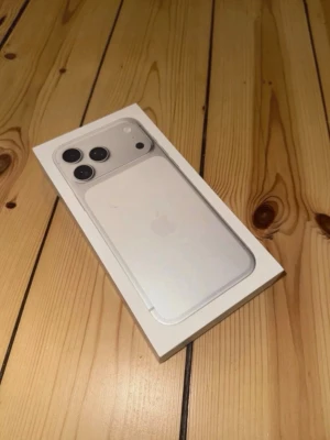 iPhone 17 Pro Max 1TB - Säljer en stilren iPhone 17 Pro Max i färgen silver. Helt ny oöppnad. Telefonen har en elegant design med rundade kanter, tre kameror på baksidan och är tillverkad i glas och aluminium. Perfekt för dig som vill ha en kraftfull och snygg smartphone från Apple.