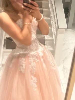 Ljusrosa balklänning - Selger en magisk ballkjole i lyse rosa fra lychinor. Perfekt for ball/galla eller studenten! Er xxs, men passer en M fordi den har en snøring på ryggen💗kjøpt ny for 7700kr. Kjøper betaler frakt.