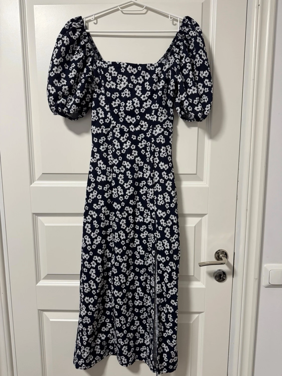 Marinblå blommig långklänning