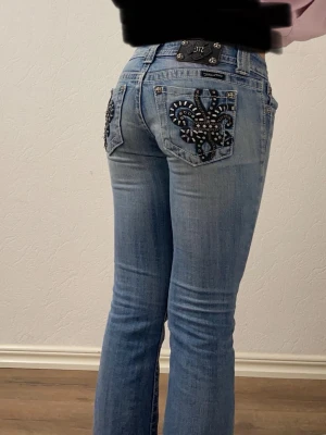 Ljusblå bootcut Miss Me jeans - RESELL! La ut dem direkt efter jag provat då de inte passade mig. Hade sagt att det skulle varit storleken xxs/xs. Det hade ett litet håll lite längre upp vid innelåret men har sytt om det. En kedja på bakfickan är också lite av fast det märks knappt då när jag haft på mig dom förut har man knappast ens sett det. Skriv till mig om du har några frågor, kommer försöka svara så snabbt jag kan!! KOM MED PRISFÖRSLAG!!💕💕 w25 men passar de med w23/24 oxå antar jag🫶🏼