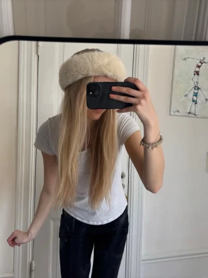 Snyggt pannband i pälsmaterial - Superfint pannband i pälsmaterial från &OtherStories🤍