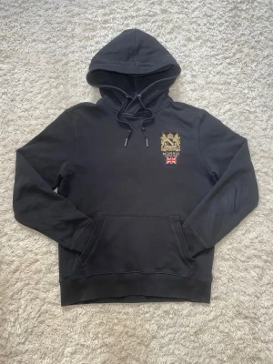 Svart Morris Hoodie - Skick 9/10, inga defekter| Storlek XS vilket passar 156-166cm| Gåva ingår vid köp!