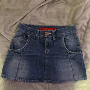 Jeanskjol - Jätte söt jeanskjol i storlek xs/s. Ingen aning vad det är för märke på den men gullig är den. 