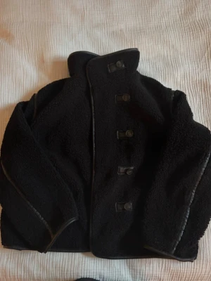 Teddy Jacka Hm - Superfin teddy jacka från hm. Fint skick. Storlek S. Det går bra att använda köp nu💕