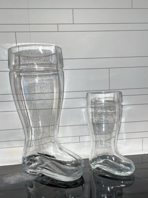 Glasstövel  - Säljer detta gigantiska stövel glas som rymmer 2,6 liter har med de andra stövel glaset för att visa hur stor den som rymmer 2,6 liter är 