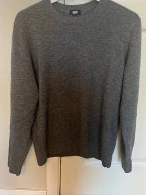 Grå stickad tröja från Uniqlo - Grå kashmir tröja från Uniqlo. Använd fåtal gånger, men den ser sprillans ny ut! Hör av dig vid frågor🙌