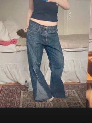 Lågmidjade utsvängda jeans  - Säljer ett par skitcoola jeans som gjorts vida. Midjemått: 40 cm 