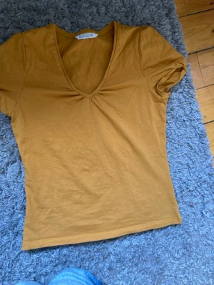 Gul t shirt  - Jätte fin, vet ej vilken storlek men skulle säga xs! Kolla gärna min profil där du kan få upp till 25% rabatt vid bundelköp👏☺️