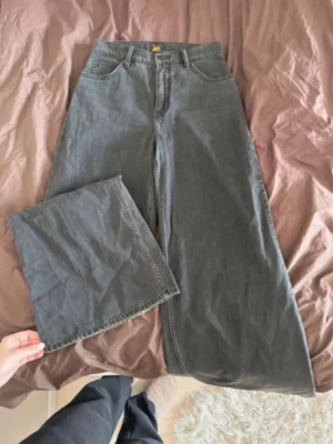 Lee jeans - Baggy jeans från Lee som är använda 3-4ggr. Storlek W26 L33. Svart/gråa Säljer då dem är för små för mig nu. Skulle tippa storleken på XS/S. 🤍