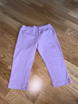 Leggings knälånga  - Knälånga leggings från Kappahl i storlek 122.  Mycket fint skick.