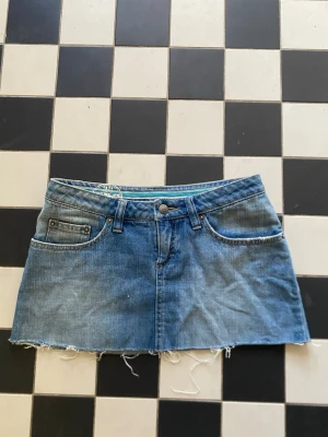 Lågmidjad jeanskjol  - Säljer denna lågmidjade jeanskjolen från edc jeans som har midjemåttet 36cm och som är 26,5cm lång 