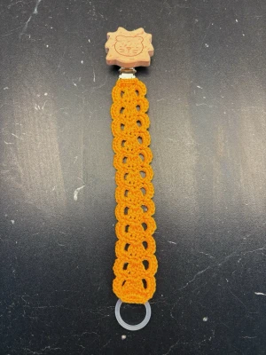 Virkad napphållare 🦁 - Orange napphållare med ett lejon - virkad med kärlek 🦁 