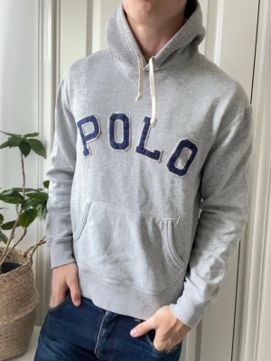 Polo Ralph lauren hoodie - Polo Ralph lauren hoodie, passar mer S. Inga defekter, loggan kanske kan kännas lite sliten! Modellen i bilderna är 180 cm 75 kg och bär Storlek M , Kom med frågor! 🌟 (Kan gå ned i pris vid köp av paket 😉) 