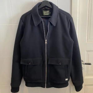 Petrol Industries Overshirt - Svart overshirt med dragkedja från Petrol Industries, säljer då passformen är för stor för mig. Storlek M men passar även L bra. Nyskick