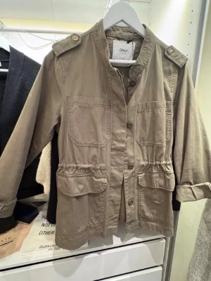 Grön vår jacka - Snygg grön overshirt/ jacka från only. Den har indragen midja och är as snygg till en lite roligare och unik look till vår och sommar. Säljer då jag inte använder den lika mycket längre🥹❣️skriv för bilder på eller för att diskutera pris!!!! Den står som såld på min sida eftersom det blev felskickat med två olika jackor men denna finns alltså kvar!!🥰💕