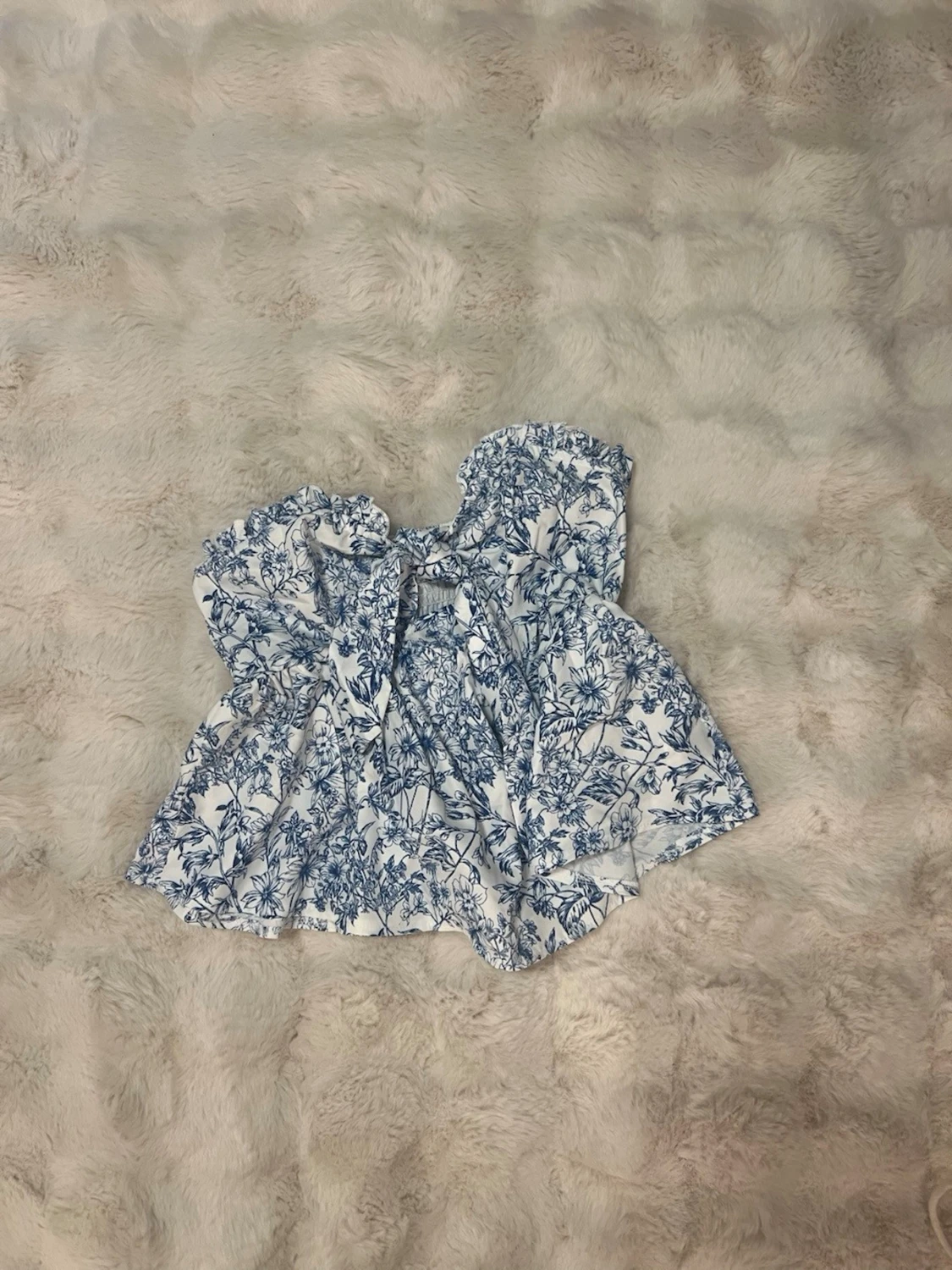 Blåvit blommig axelbandslös topp - 2