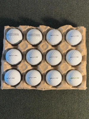  Titleist Pro V1 - Säljer ett dussin vita golfbollar av modellen Titleist Pro V1. Bollarna har klassisk dimple-design och levereras i en återvunnen pappkartong. Perfekta för dig som vill ha hög prestanda på golfbanan.