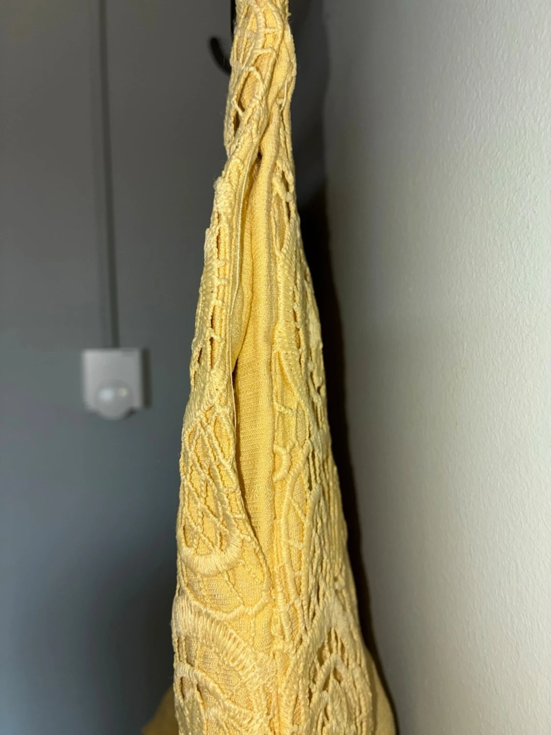 Gula shorts med spetsdetaljer - 1