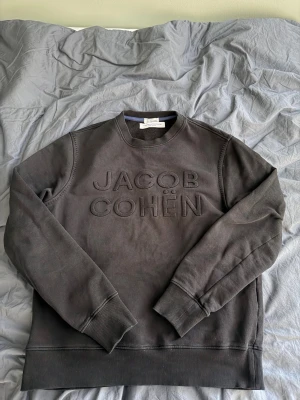 Svart sweatshirt från Jacob Cohen - Fet sweatshirt från Jacob cohen. Den är knappt använd och är i mycket bra skick. Väldigt bra kvalité och köptes för över 3000 kr. Frågor? Kontakta mig✅ Allt gott, mvh Noah