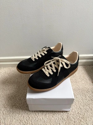 Svarta maison margiela gats - Helt nya, skorna är aldrig använda endast att boxen är lite skadad, utöver det inga konstigheter. Fraktar alltid samma dag🚙