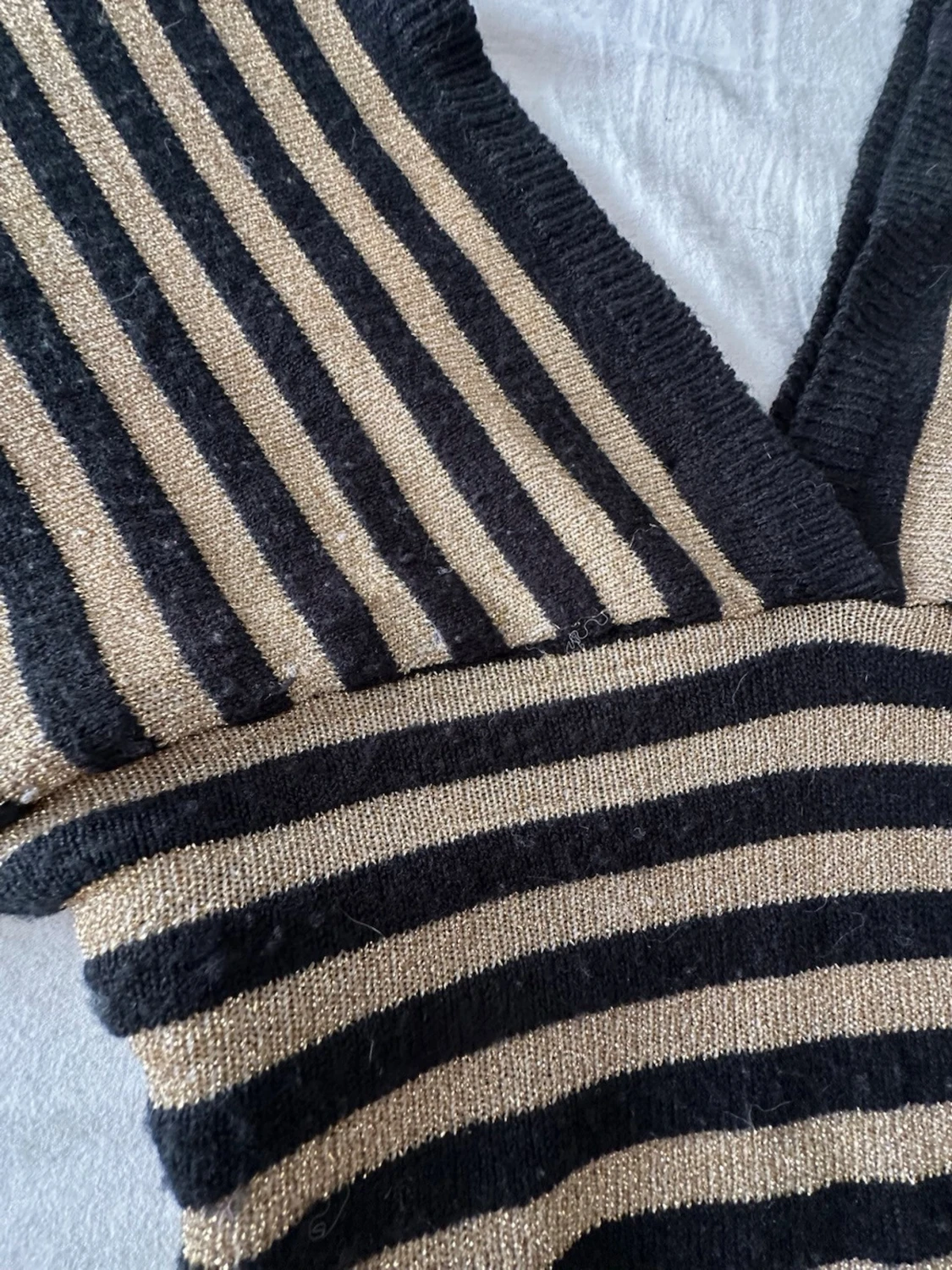 Randig stickad topp med v-ringning - 3