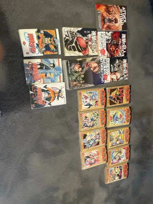 Manga samling: Naruto, Yu-Gi-Oh!, AoT - Samling med manga-serier: flera volymer av Naruto, Yu-Gi-Oh! och Attack on Titan. Böckerna har färgstarka omslag med animekaraktärer och är tryckta i pocketformat. Språk varierar mellan svenska och engelska. Perfekt för manga- och animefans som vill utöka sin samling. Går att upphämtas i Södra Stockholm och pris kan förhandlas !!