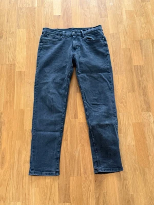 Zara jeans - Ett par Zara jeans i fint skick med slim passform. Storlek 32/32  Skriv vid funderingar!