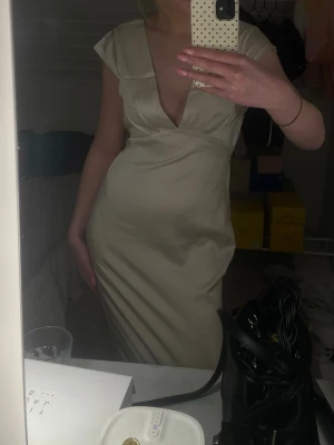 Balklänning - Champangefärgad klänning som passar till bal eller liknande💕