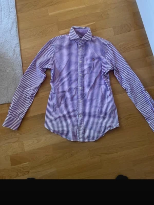 Raulf lauren skjorta - Snygg skjorta från Polo Ralph Lauren i lila och vitt randigt mönster. Strl 6 skulle säga motsvarar XS. Mått kan ges vid förfrågning.  Den är i väldigt fint skick!